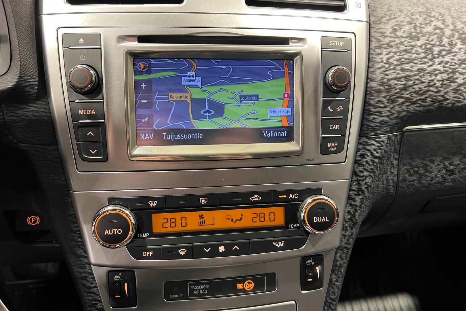 Toyota Avensis iso kuva 17