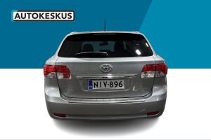 Toyota Avensis esikatselu 6