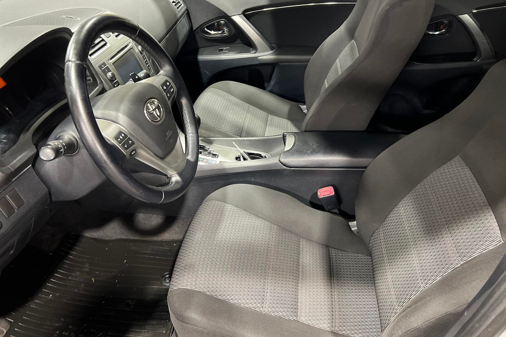 Toyota Avensis iso kuva 9