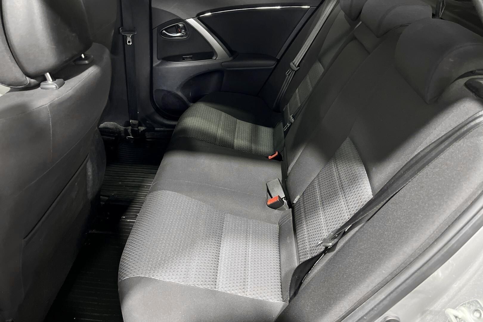 Toyota Avensis iso kuva 10