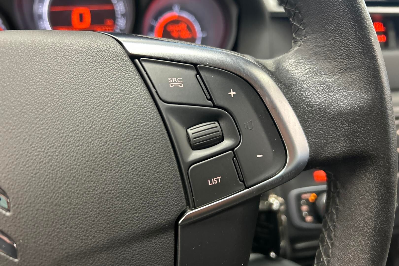 Citroen C4 iso kuva 16