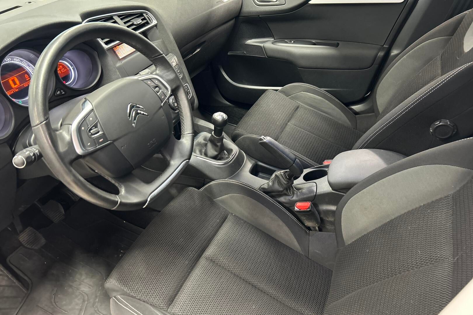 Citroen C4 iso kuva 9