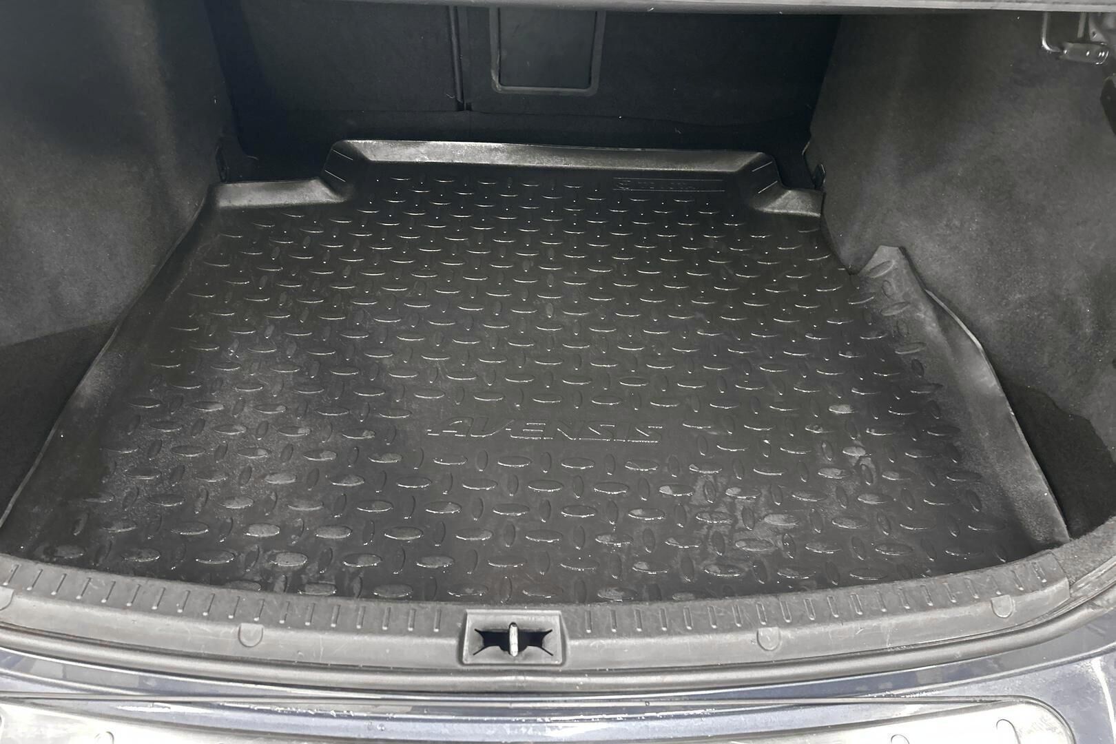 Toyota Avensis iso kuva 11