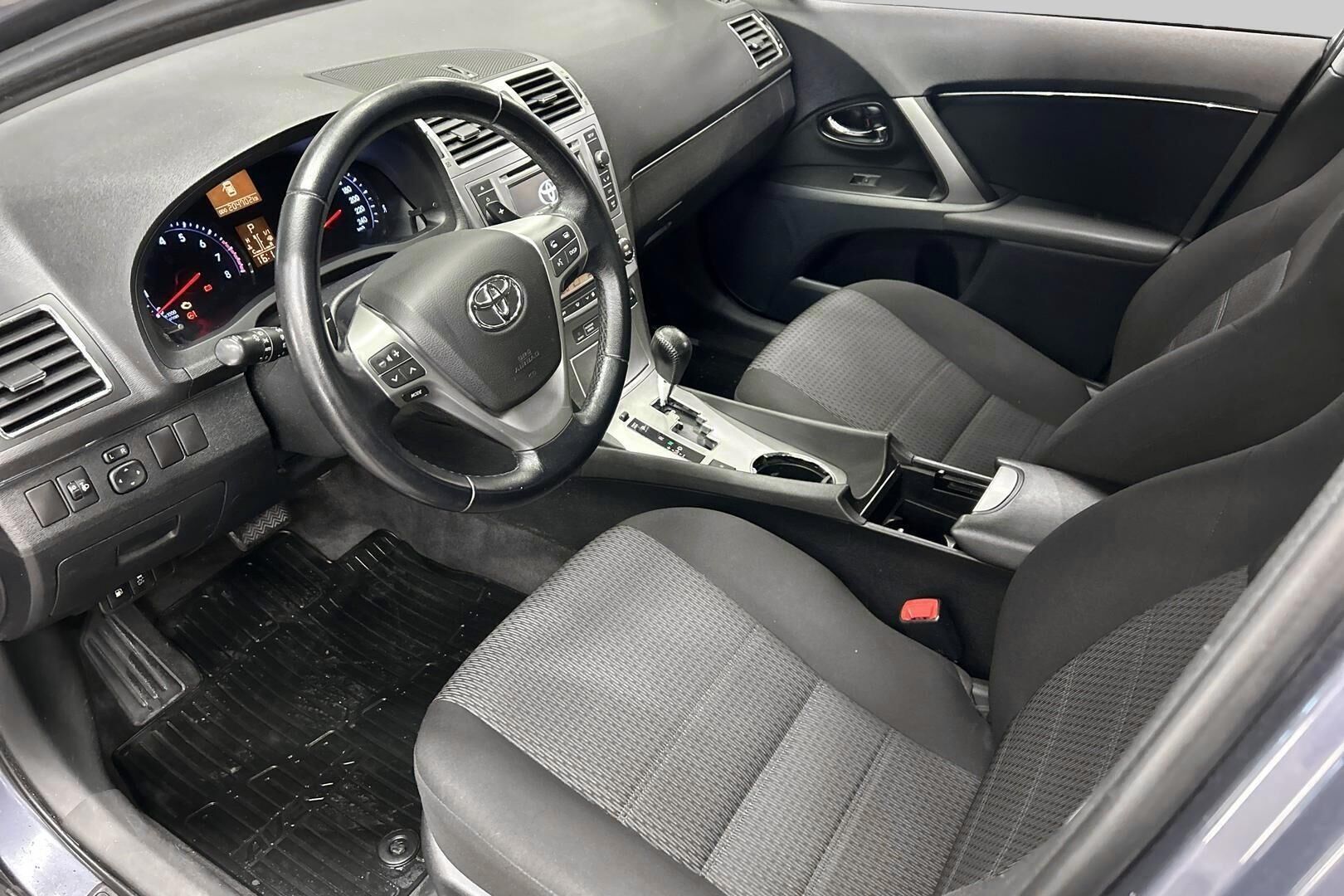 Toyota Avensis iso kuva 8