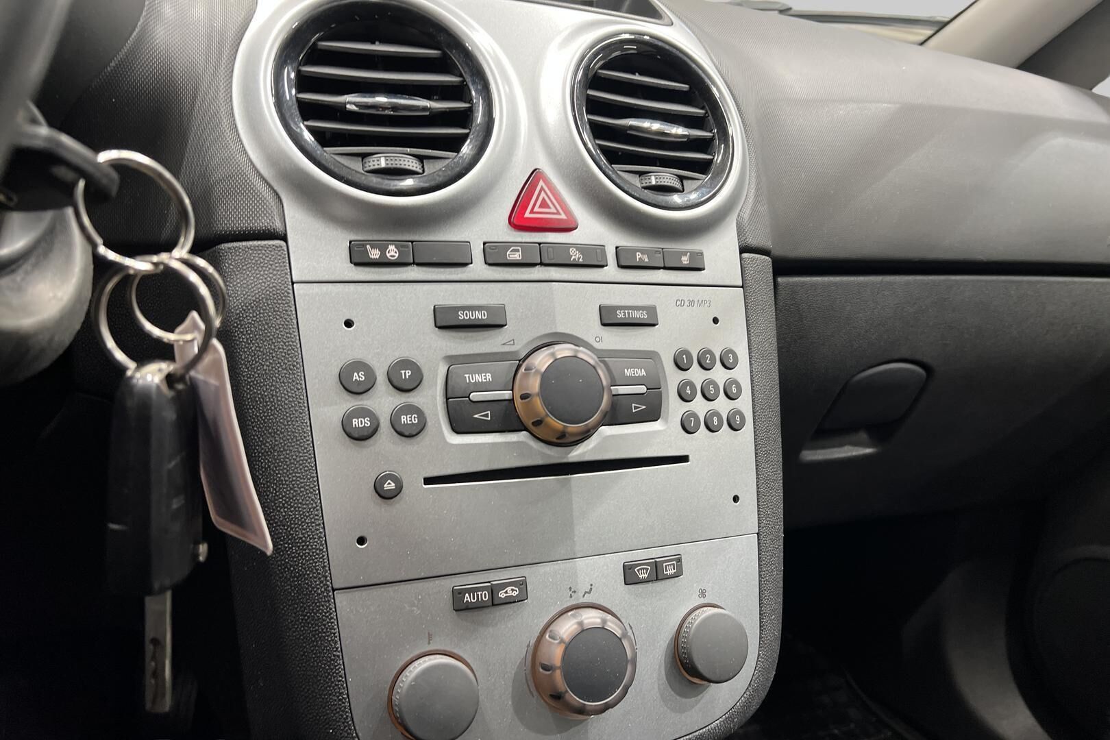 Opel Corsa iso kuva 16