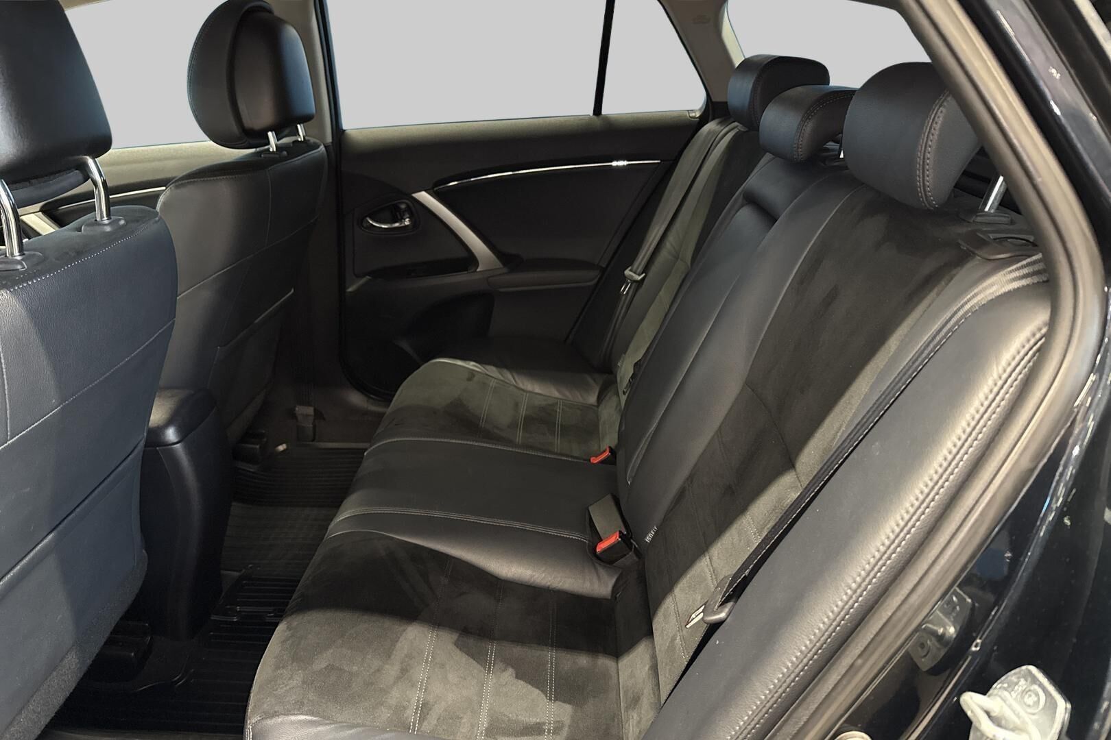 Toyota Avensis iso kuva 10