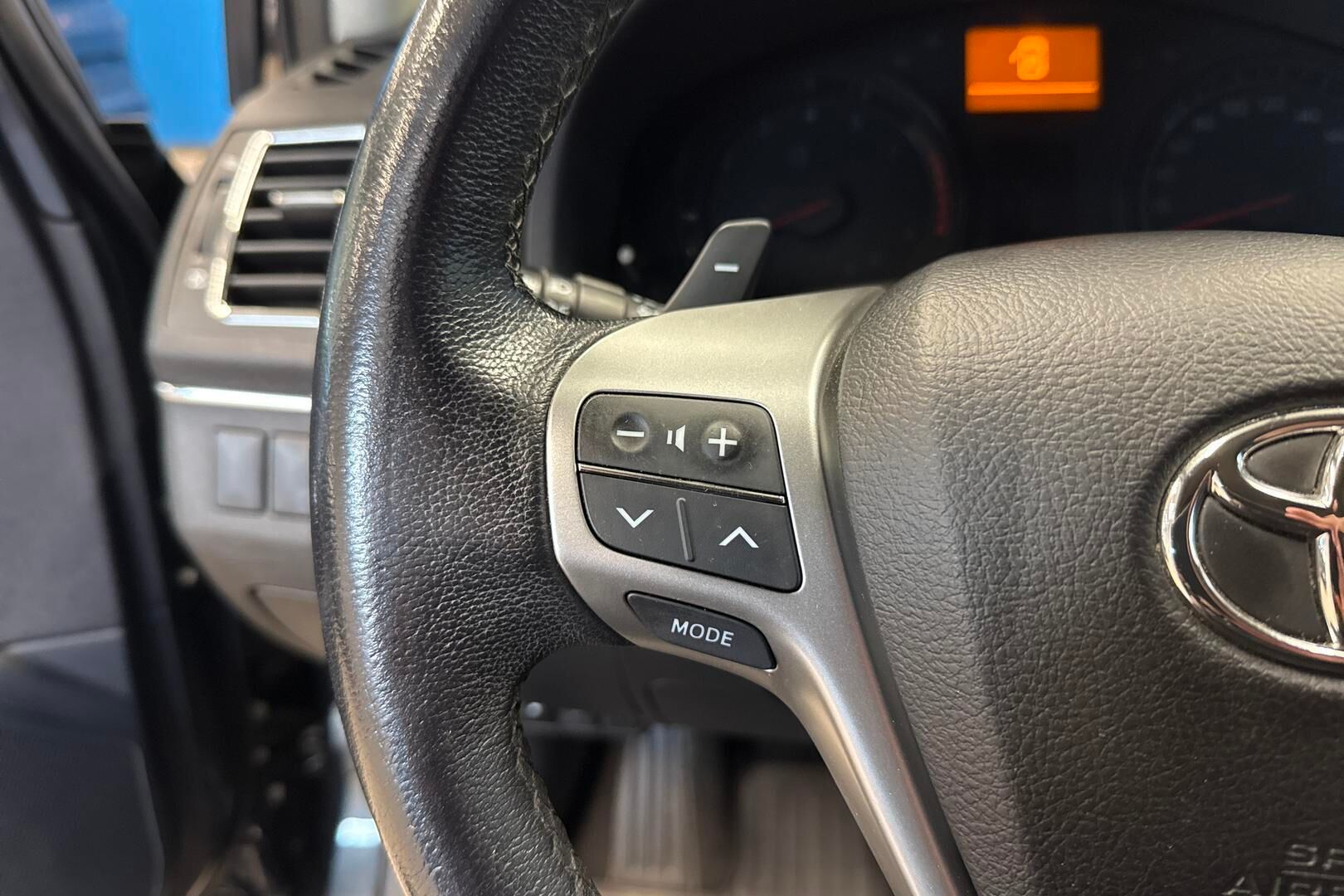 Toyota Avensis iso kuva 19
