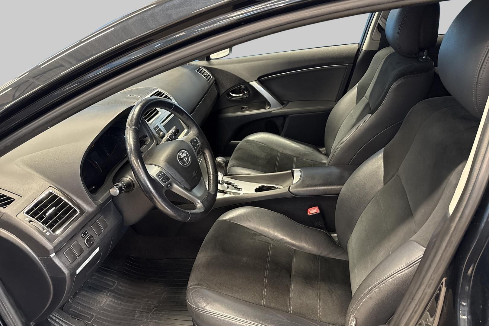 Toyota Avensis iso kuva 9