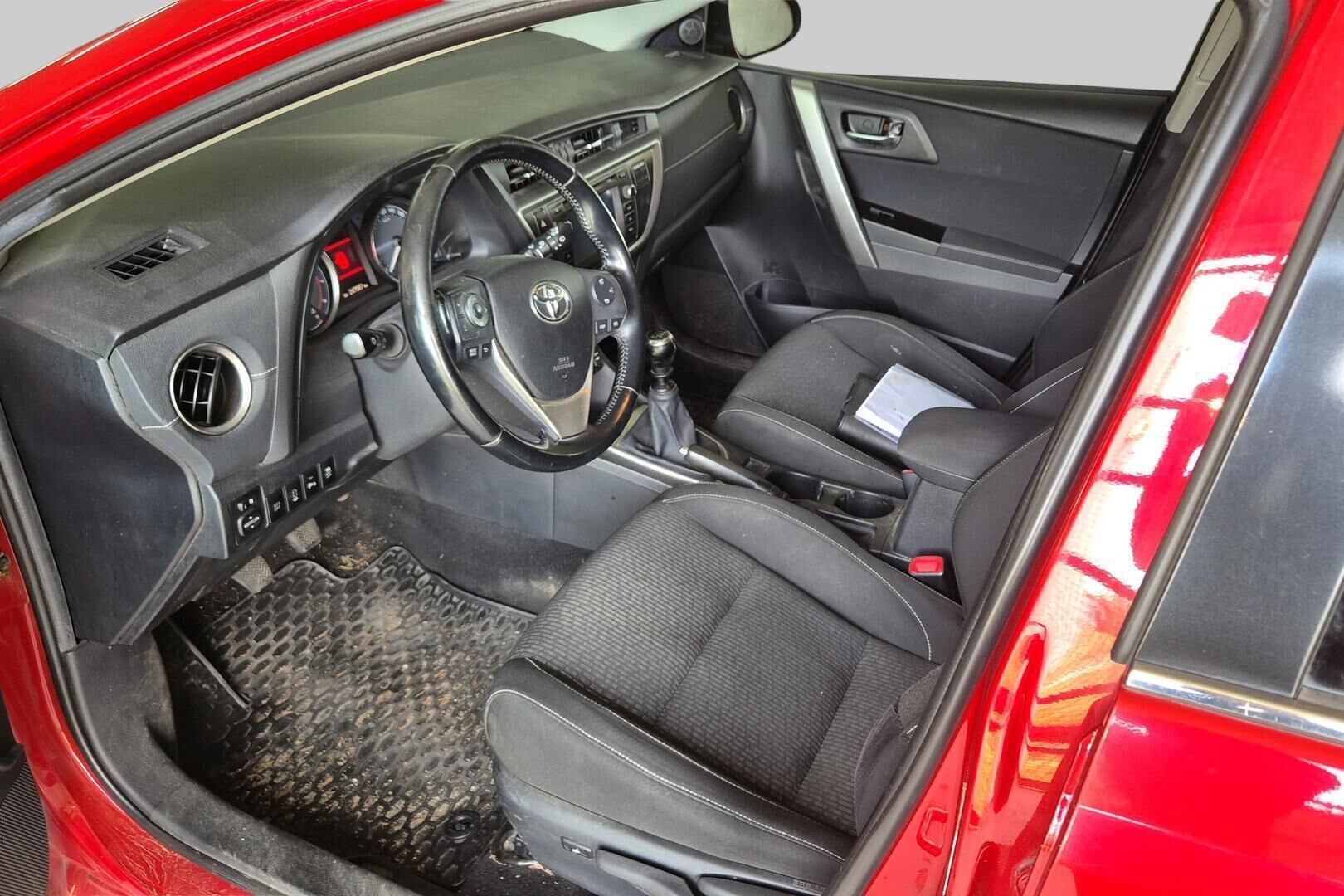 Toyota Auris iso kuva 2