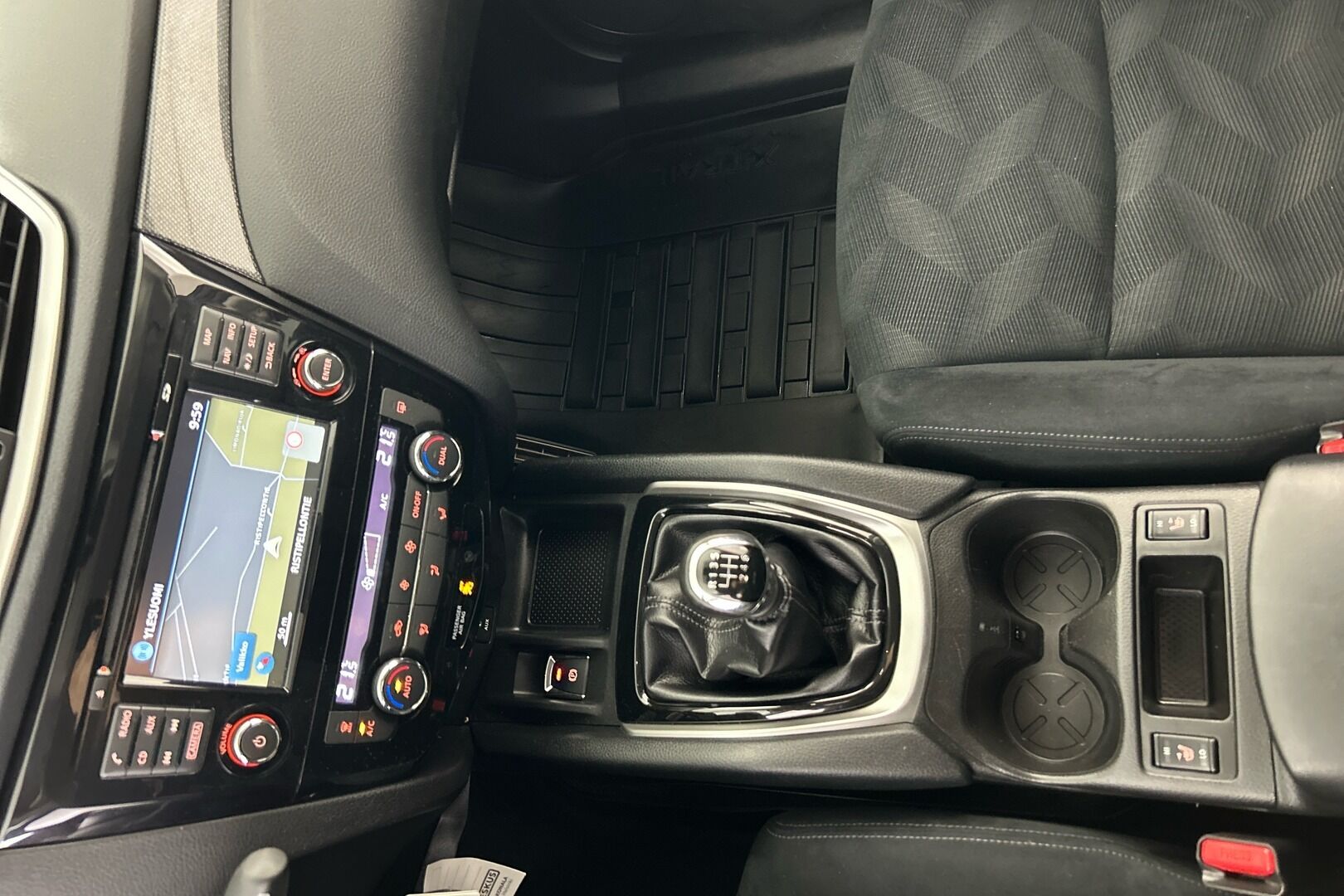 Nissan X-Trail iso kuva 4