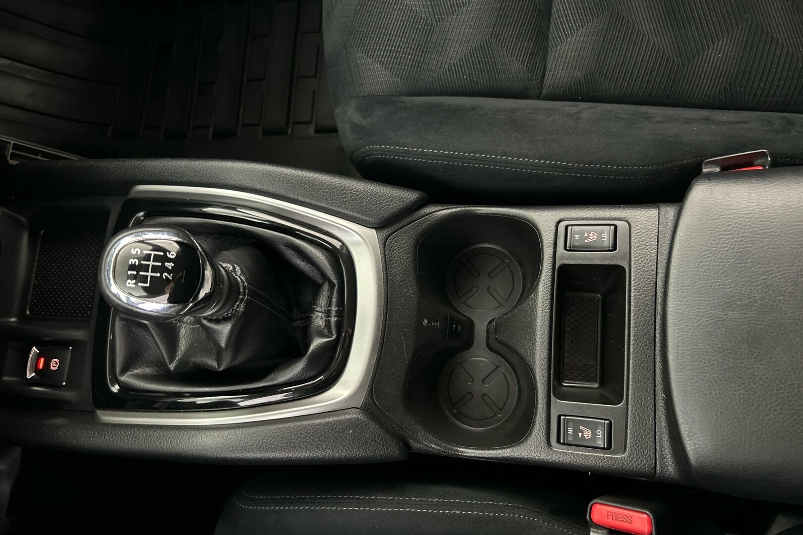 Nissan X-Trail iso kuva 22