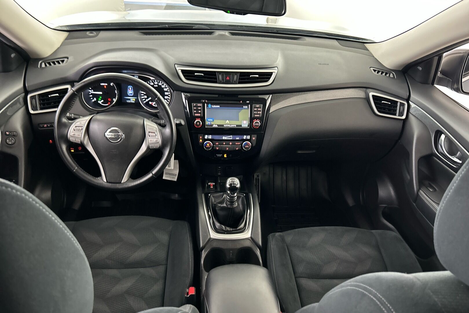Nissan X-Trail iso kuva 8