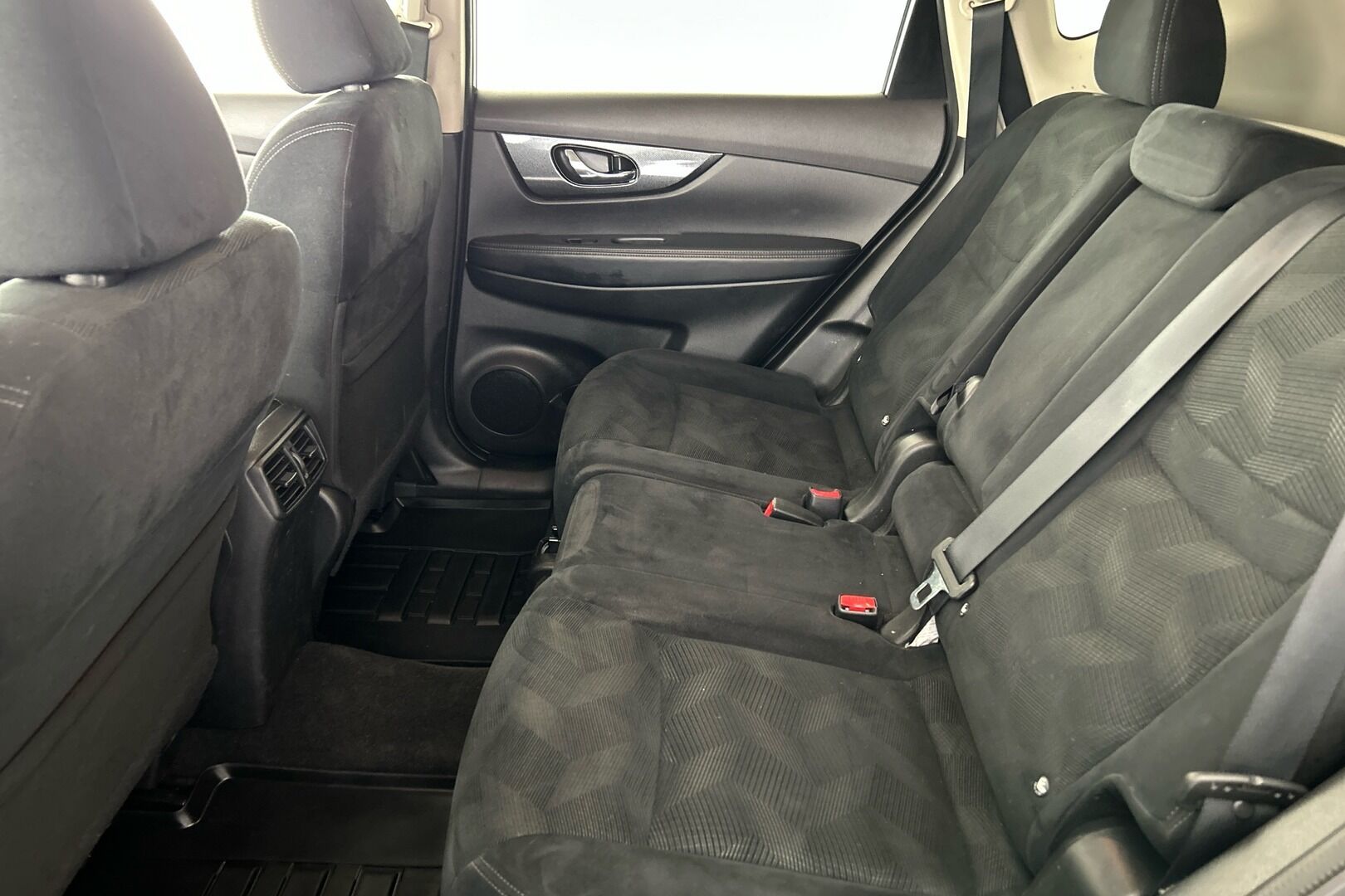 Nissan X-Trail iso kuva 17