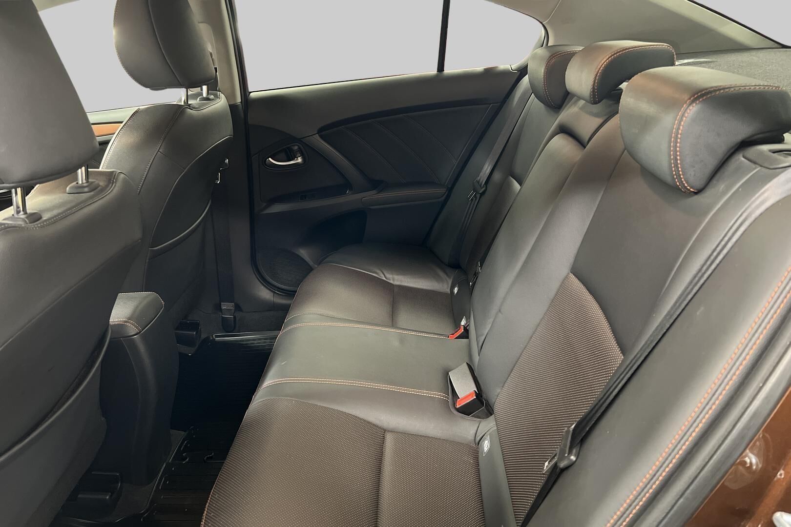 Toyota Avensis iso kuva 9