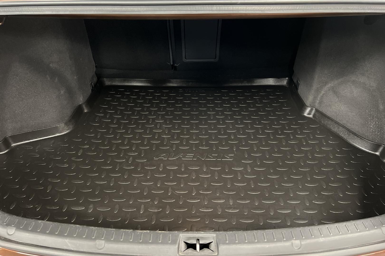 Toyota Avensis iso kuva 11