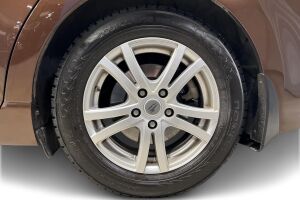 Toyota Avensis esikatselu 12