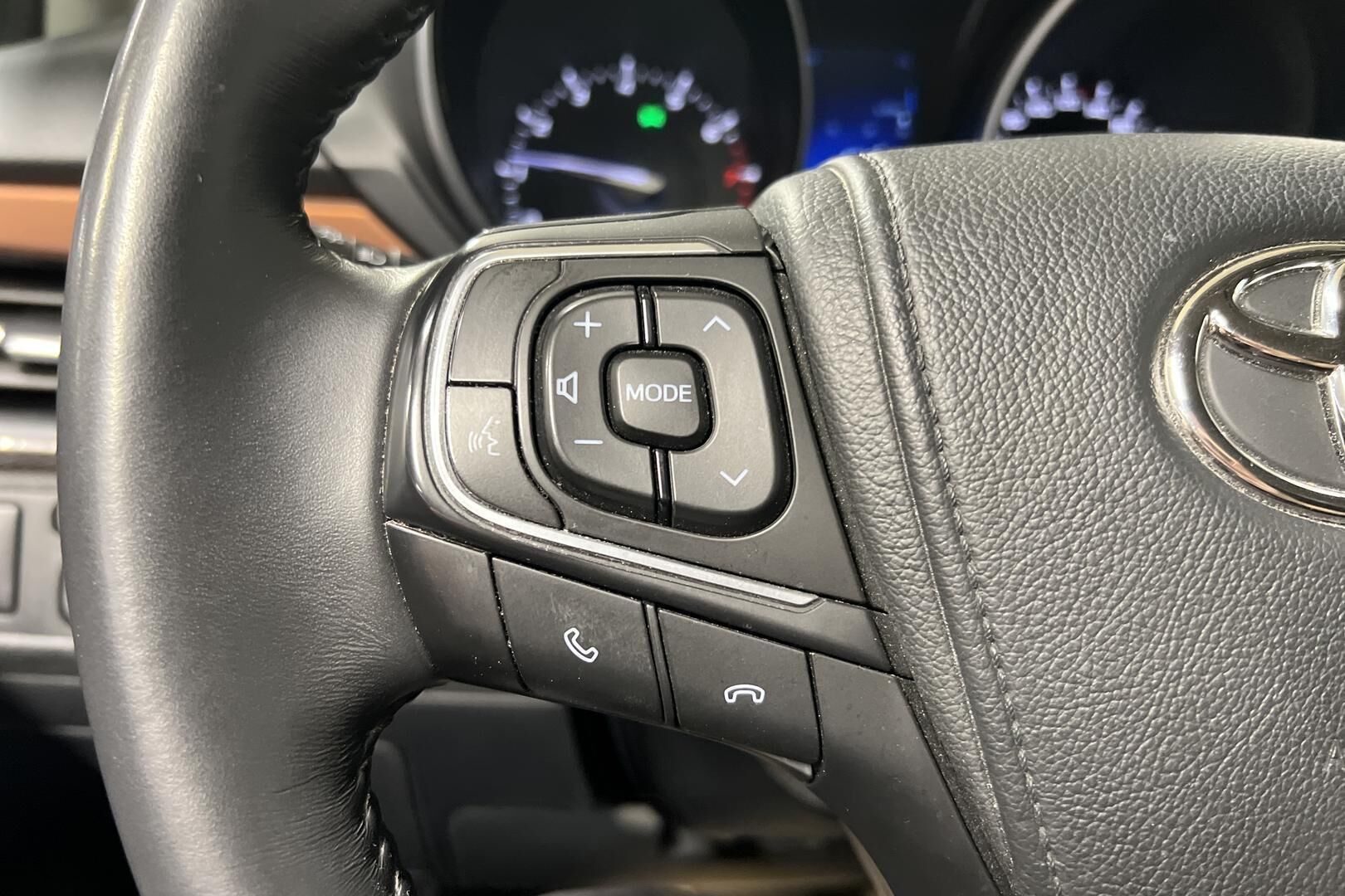 Toyota Avensis iso kuva 15