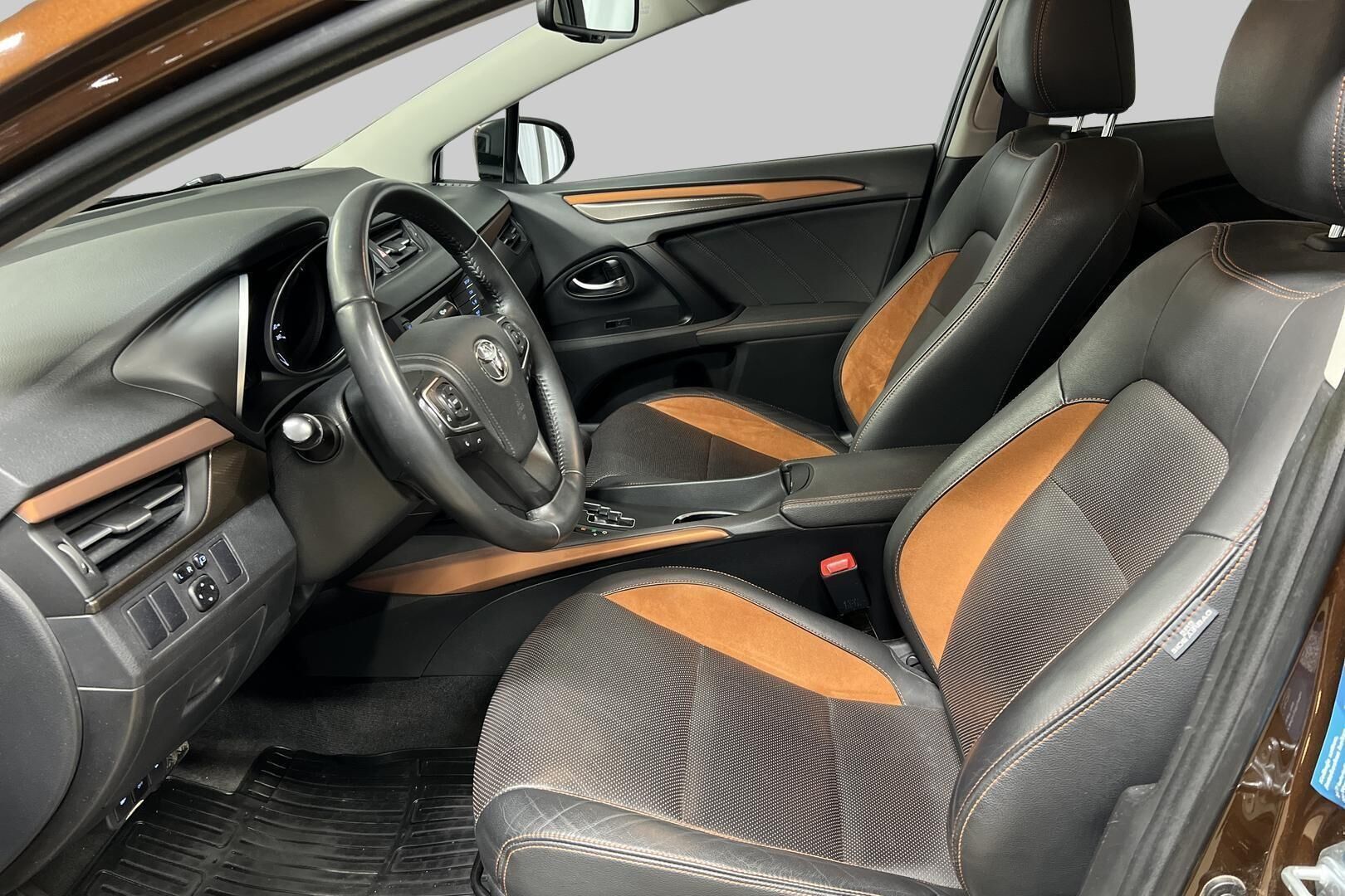 Toyota Avensis iso kuva 8