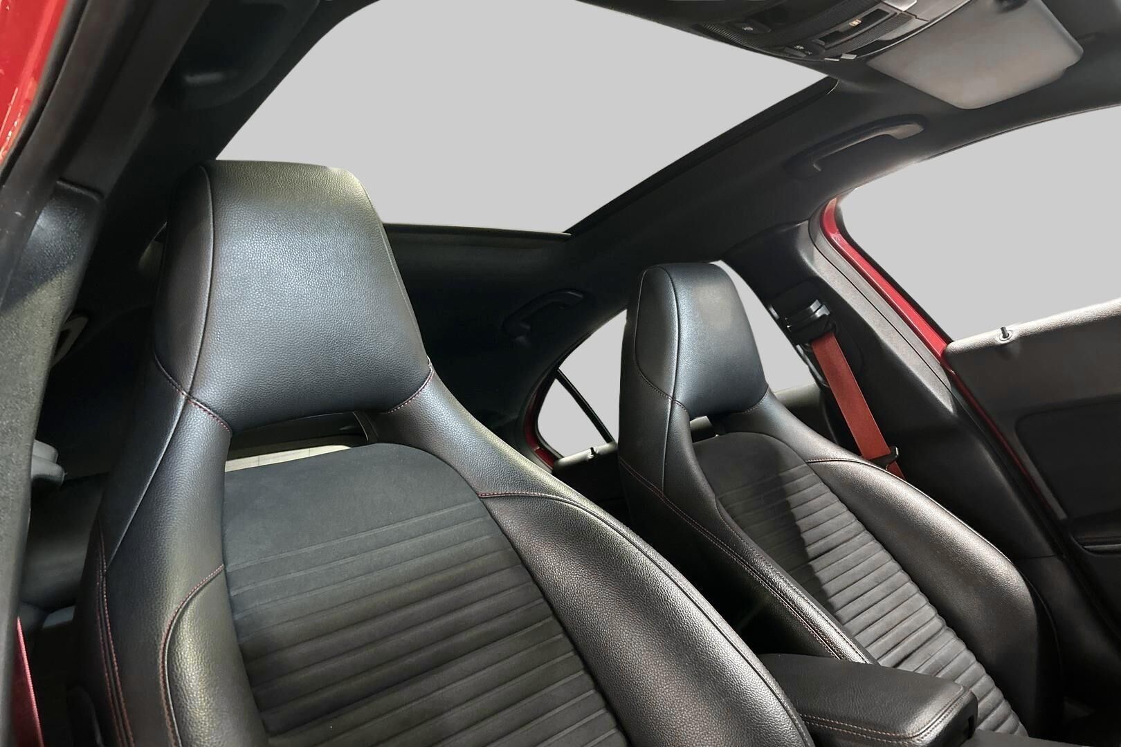 Mercedes-Benz A 45 AMG iso kuva 27