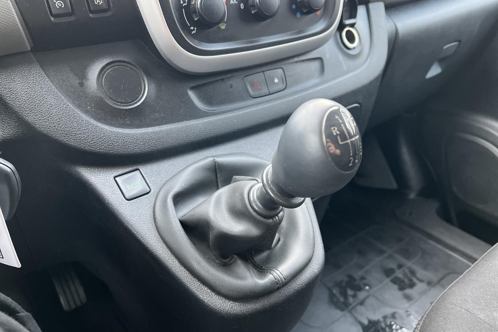 Renault Trafic iso kuva 15