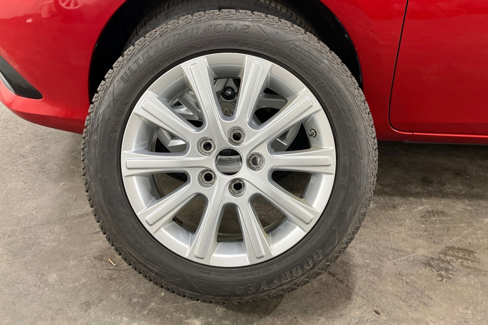 Toyota Auris iso kuva 12