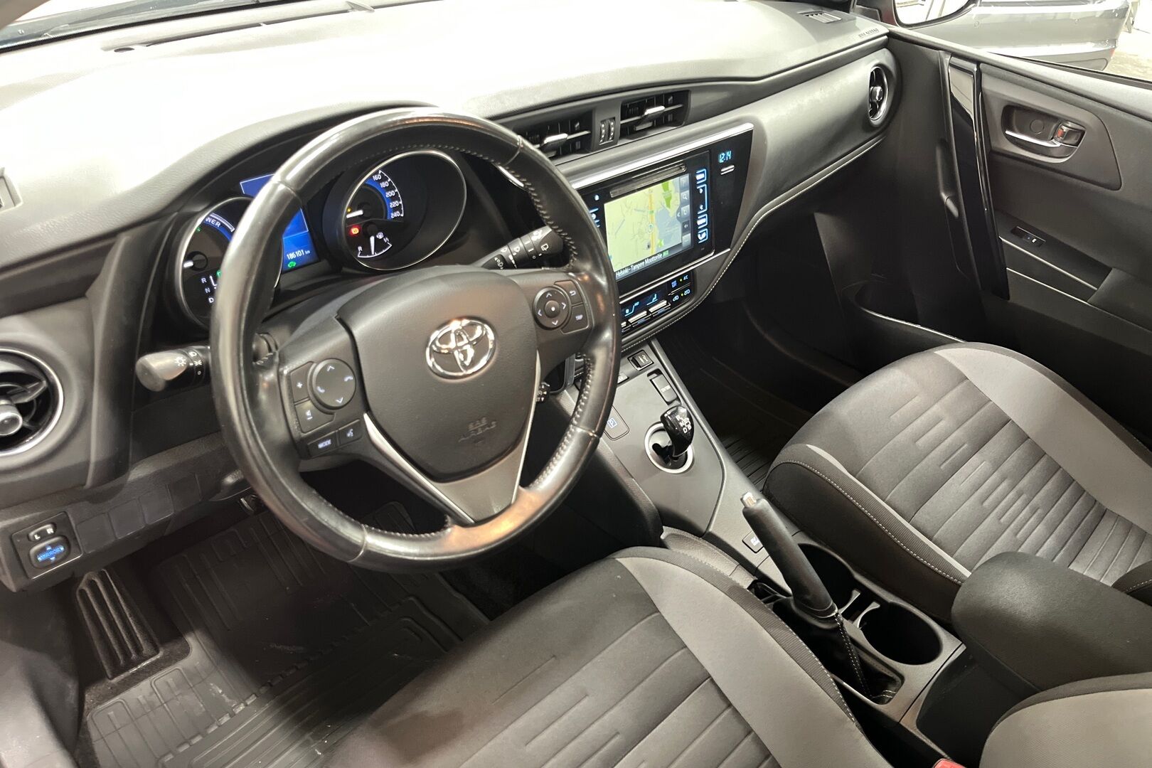 Toyota Auris iso kuva 7