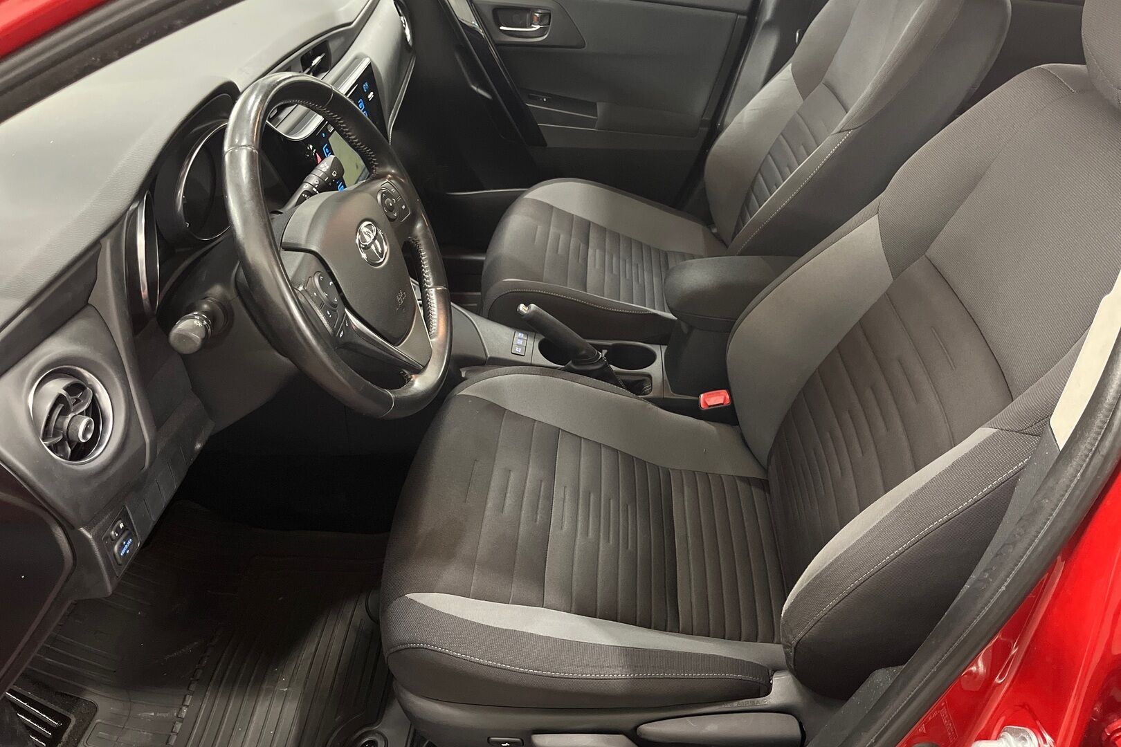 Toyota Auris iso kuva 8