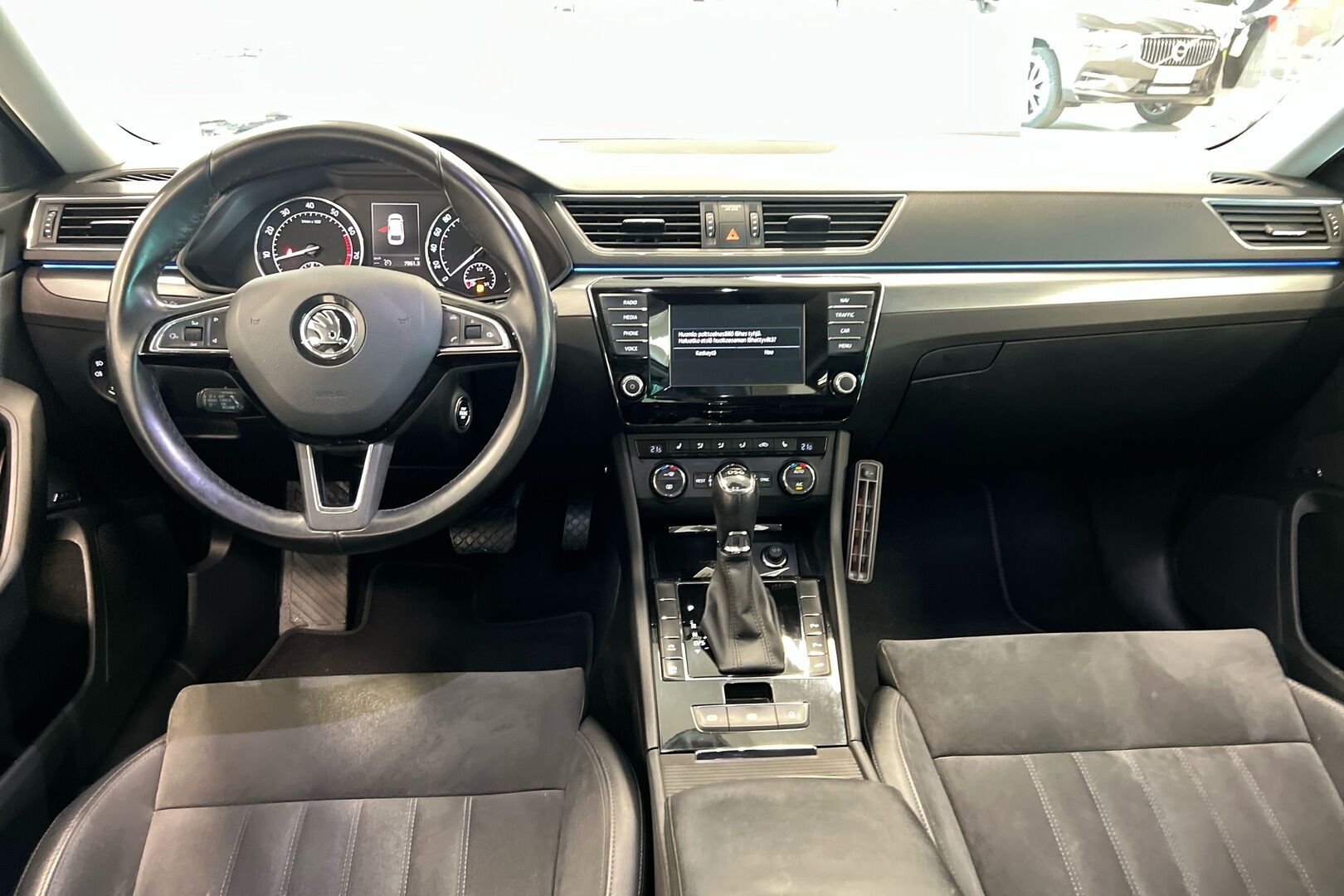 Skoda Superb iso kuva 18