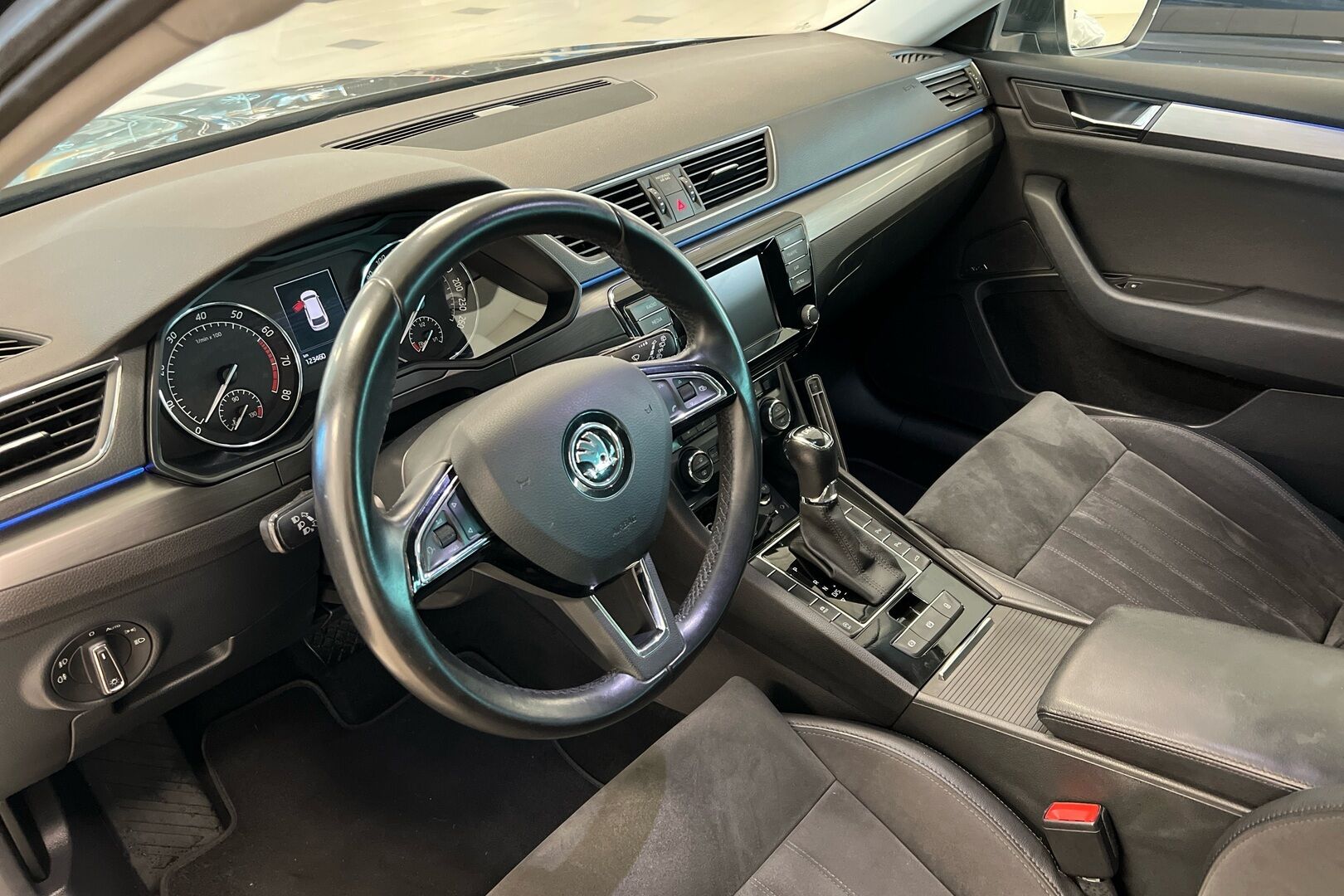 Skoda Superb iso kuva 6