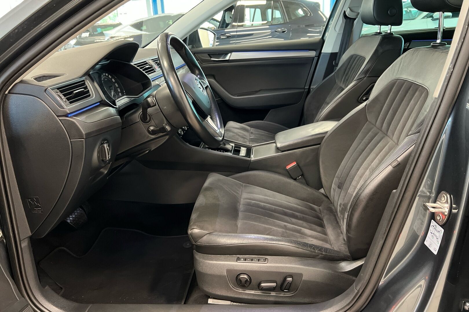 Skoda Superb iso kuva 7