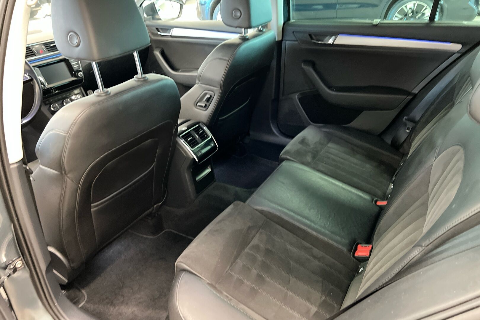 Skoda Superb iso kuva 8