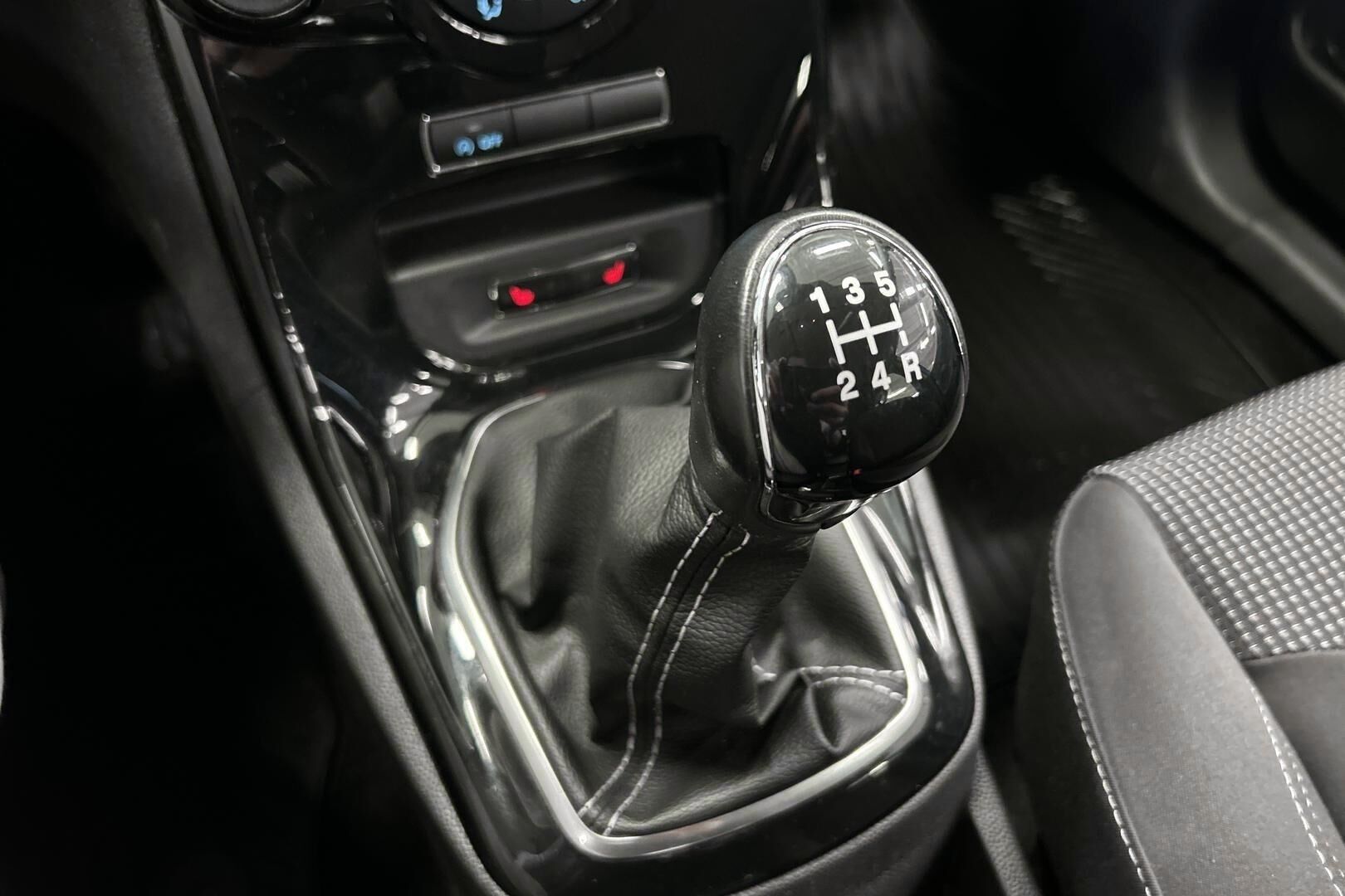 Ford Fiesta iso kuva 21