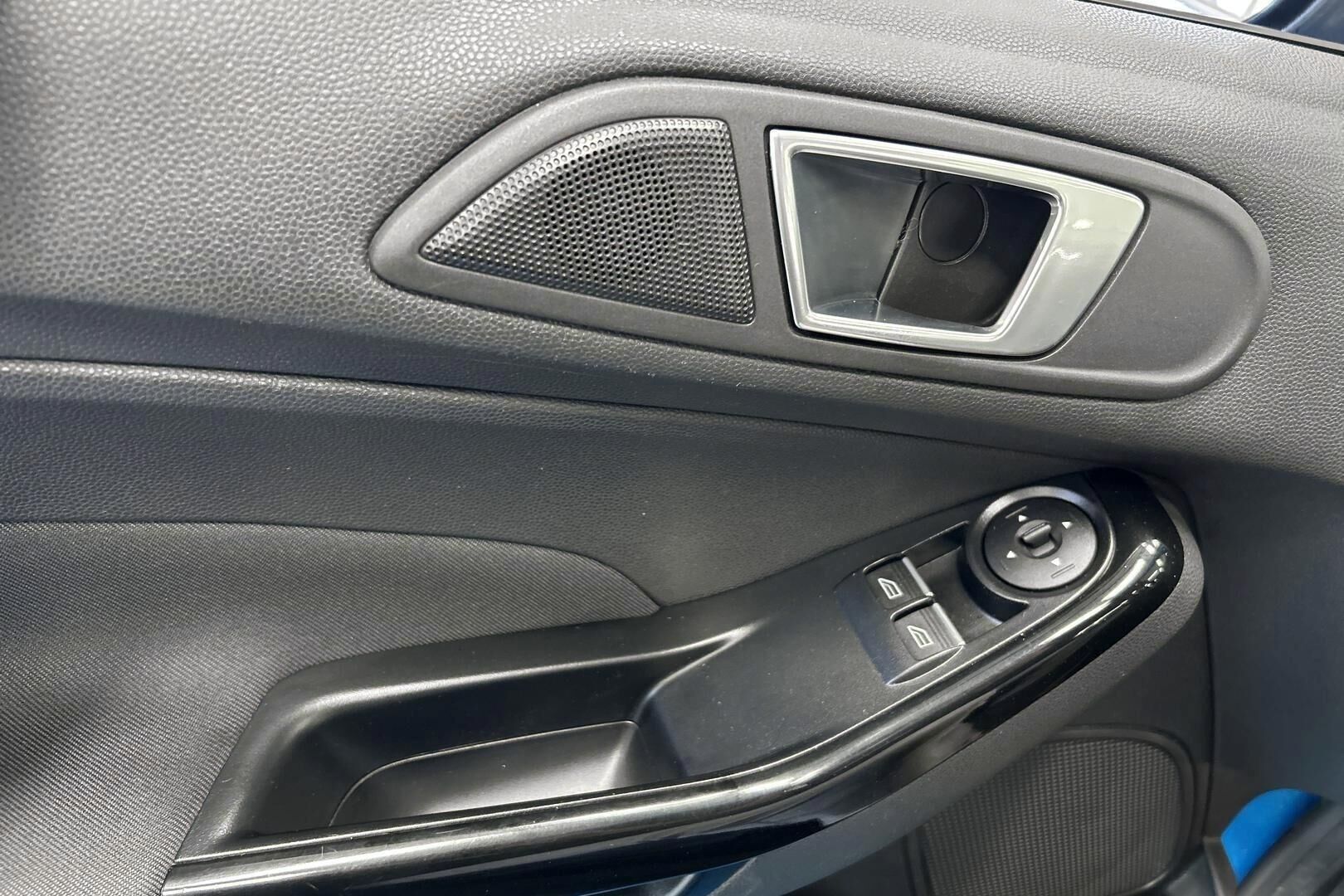 Ford Fiesta iso kuva 25