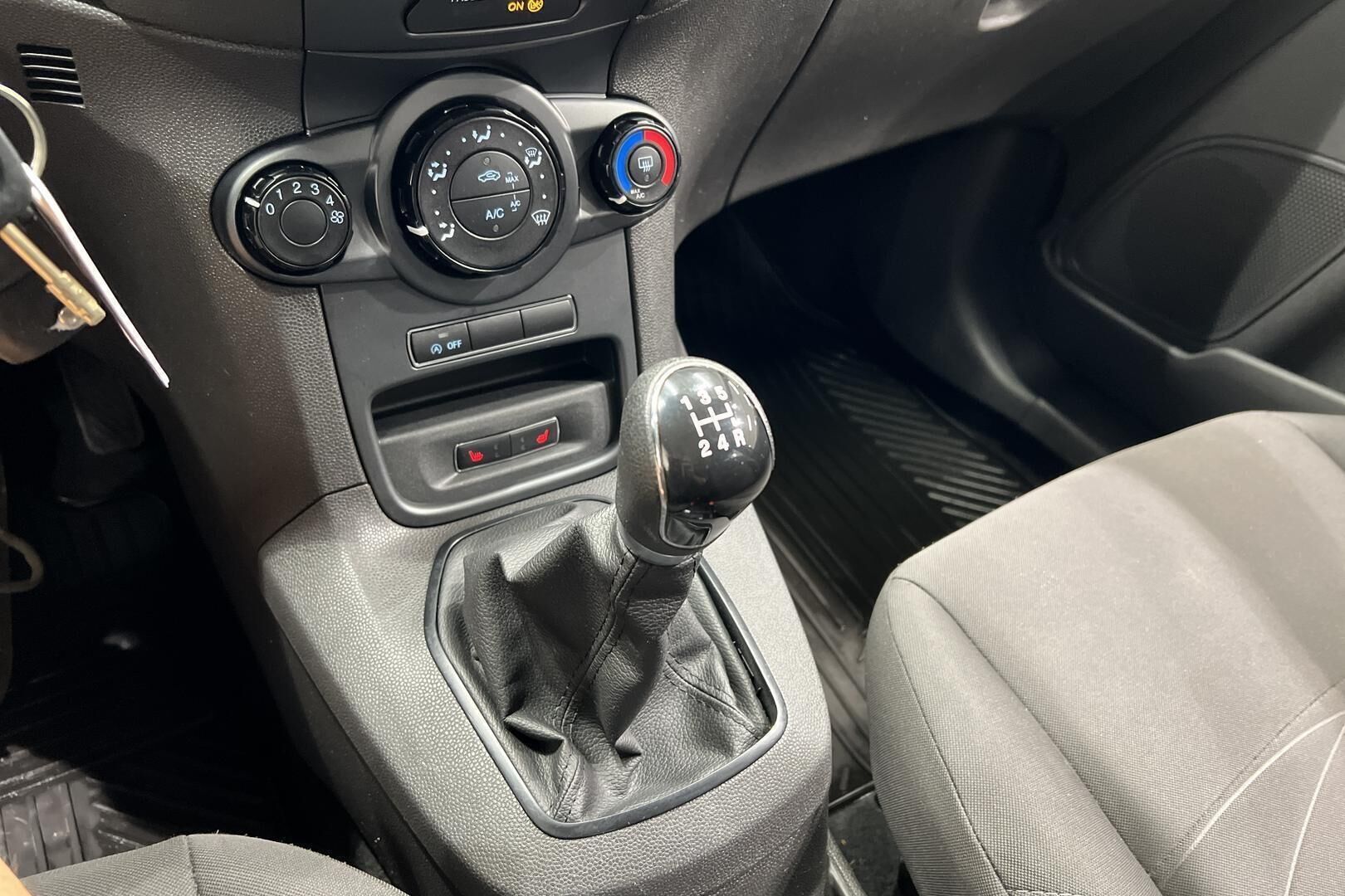 Ford Fiesta iso kuva 17