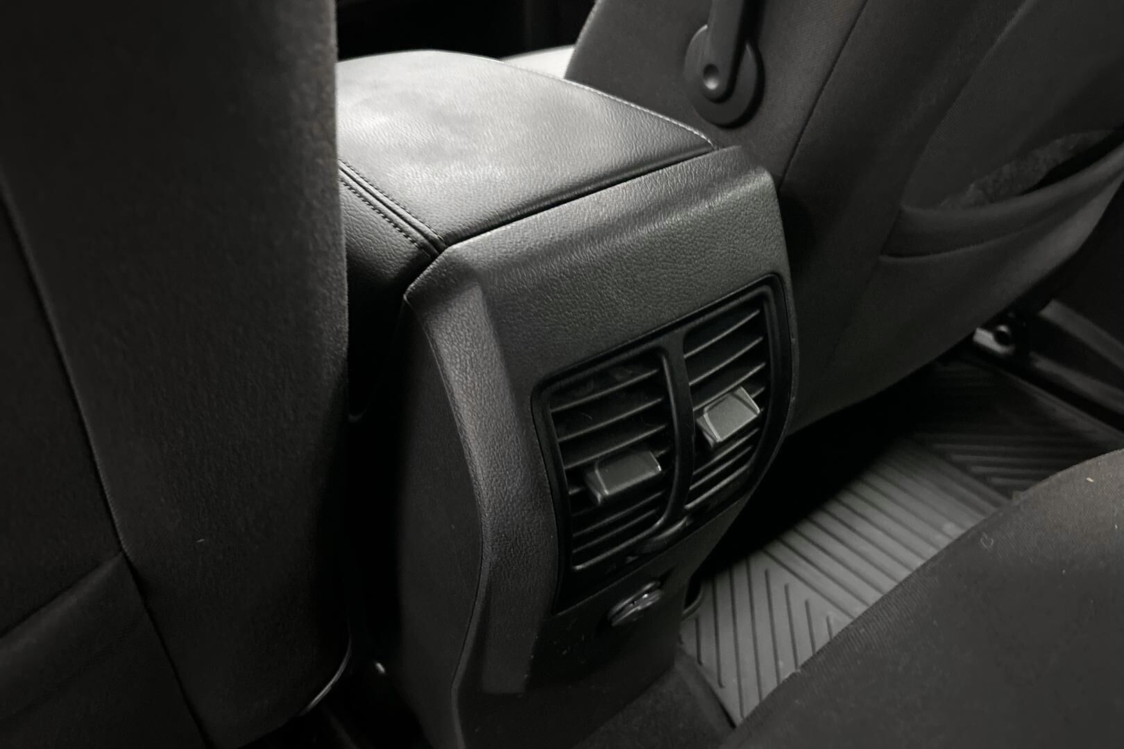 Ford Grand C-Max iso kuva 12