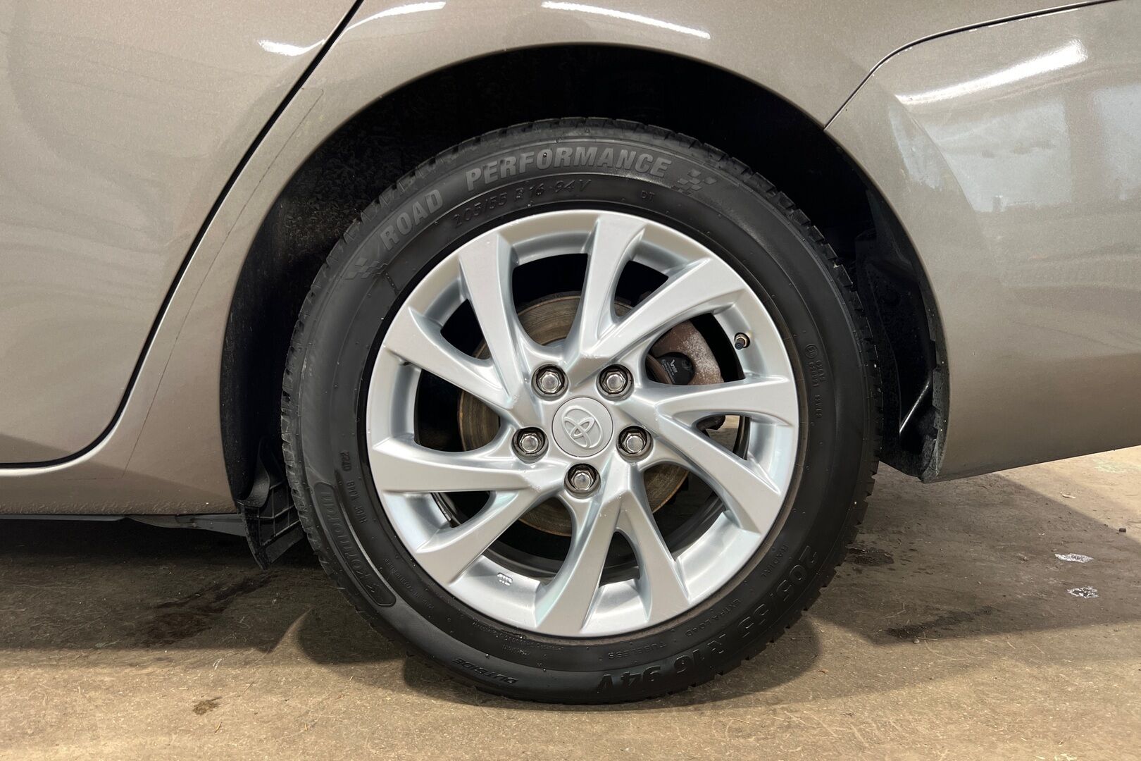 Toyota Auris iso kuva 17