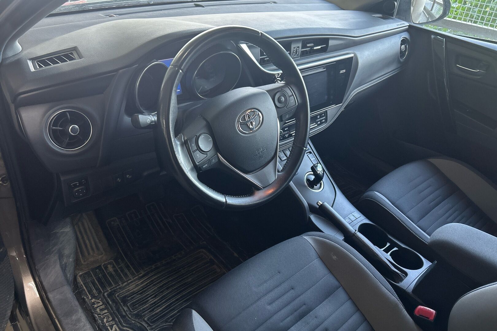 Toyota Auris iso kuva 2