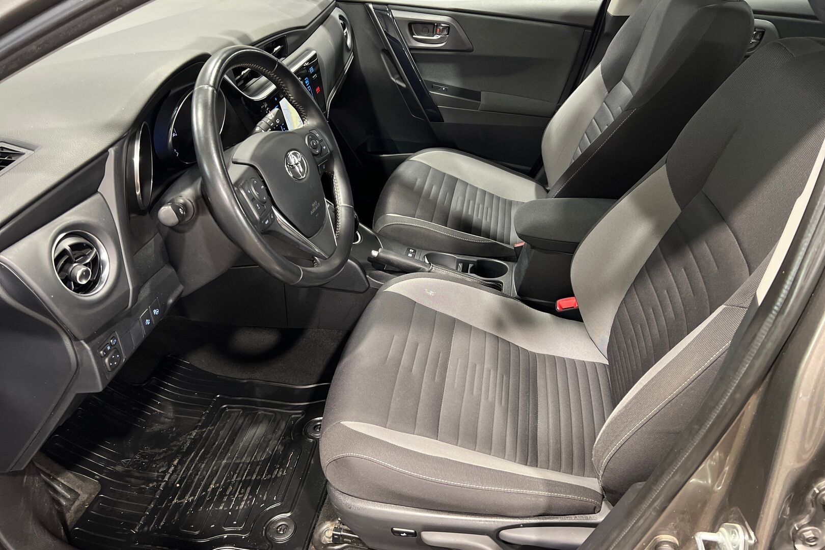 Toyota Auris iso kuva 5