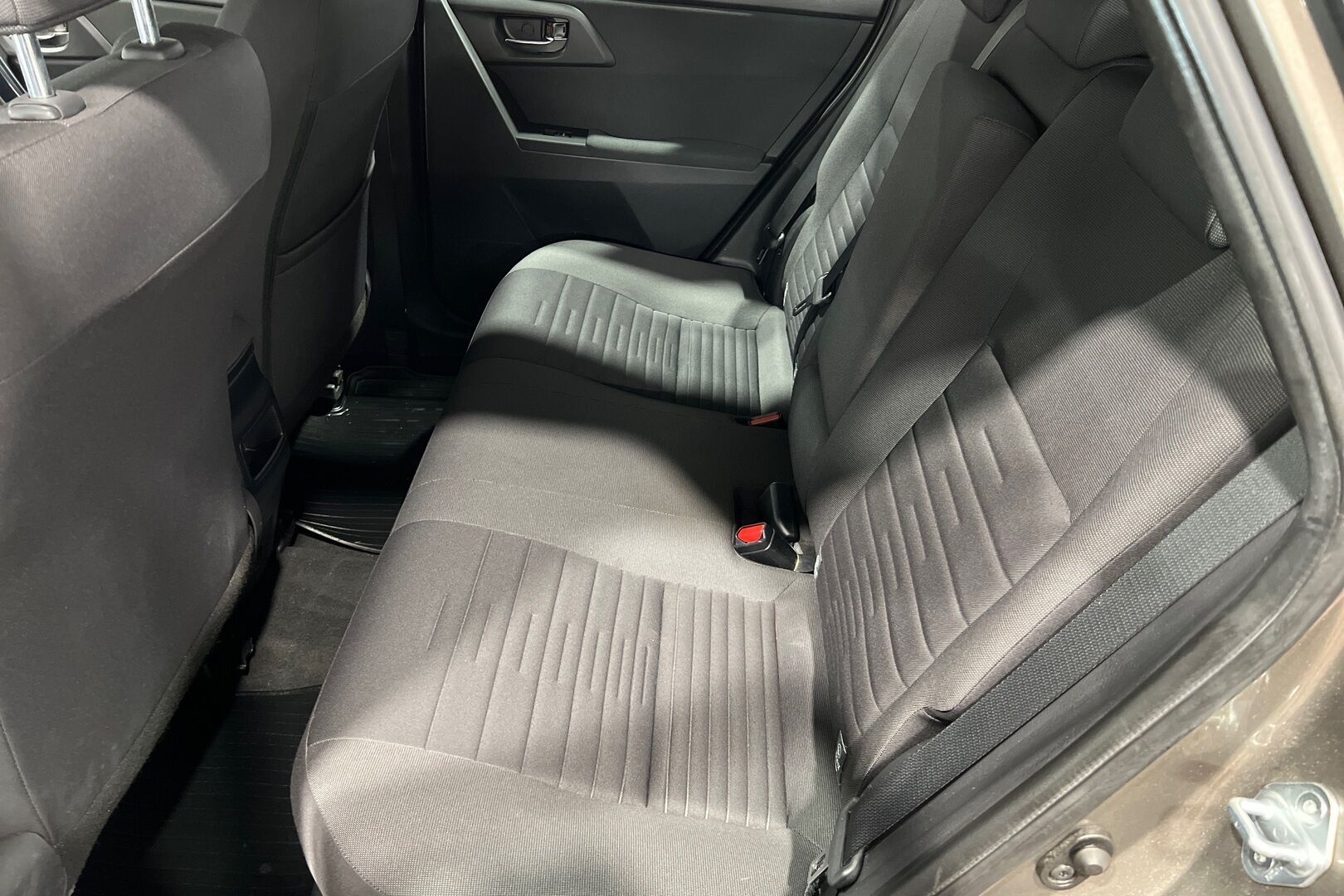 Toyota Auris iso kuva 14