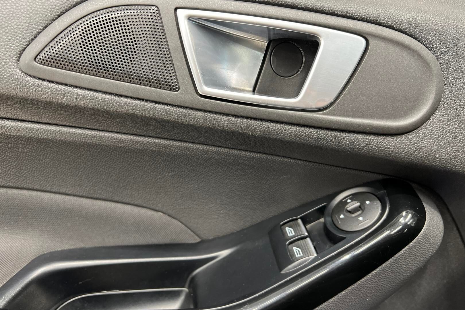 Ford Fiesta iso kuva 22