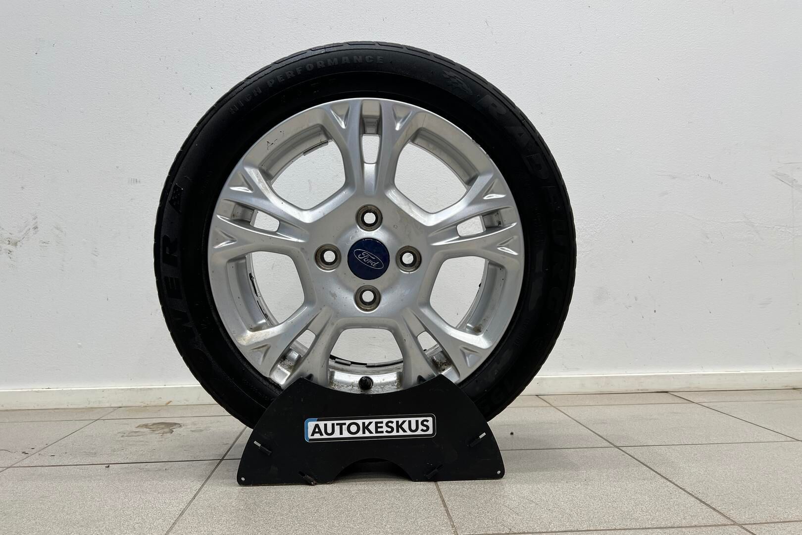 Ford Fiesta iso kuva 24