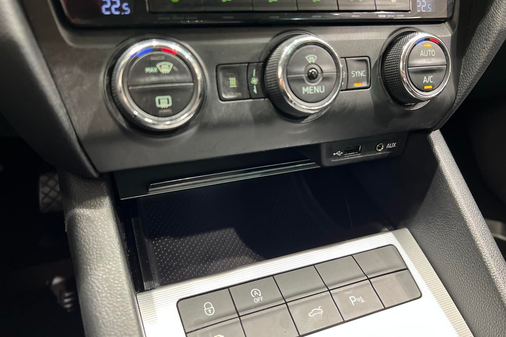 Skoda Octavia iso kuva 16