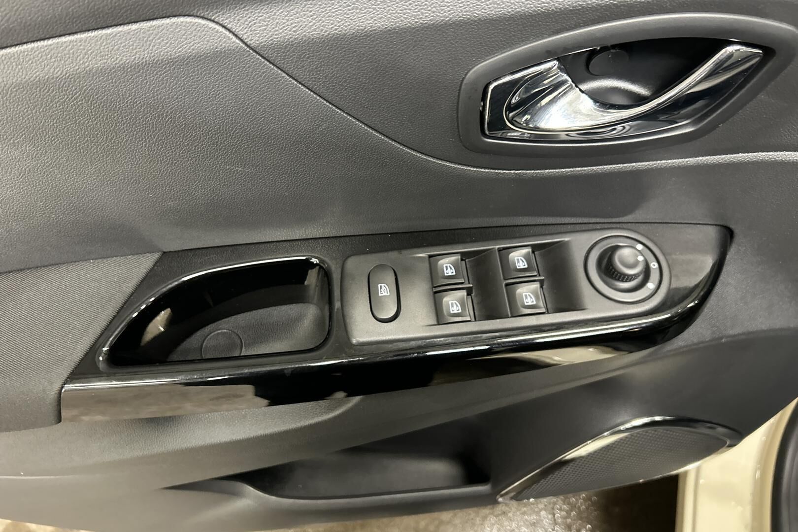 Renault Captur iso kuva 6