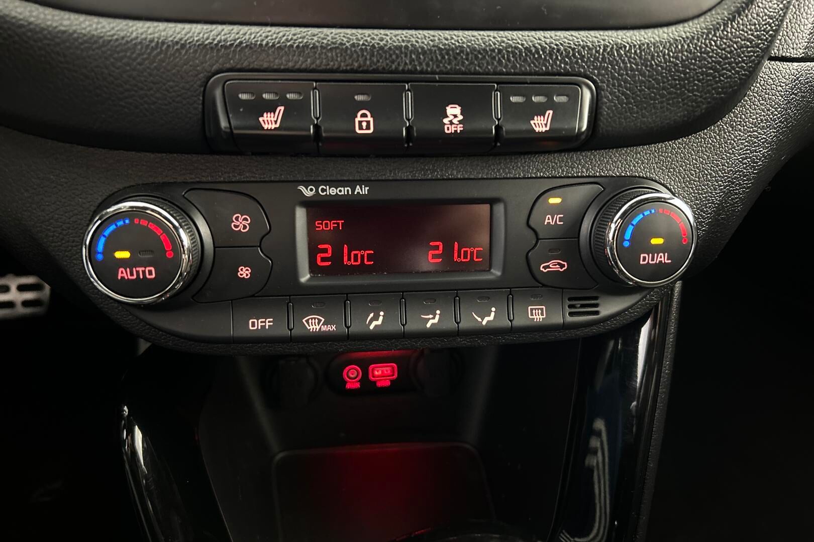 Kia cee'd iso kuva 18