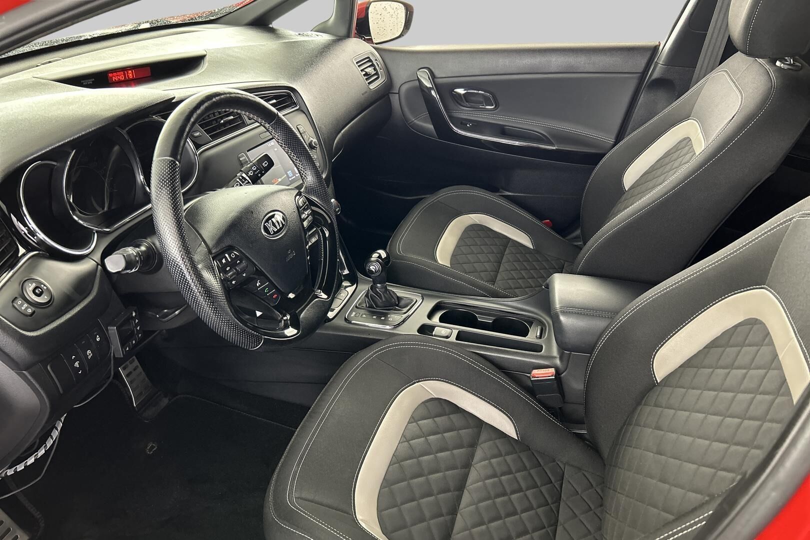 Kia cee'd iso kuva 8