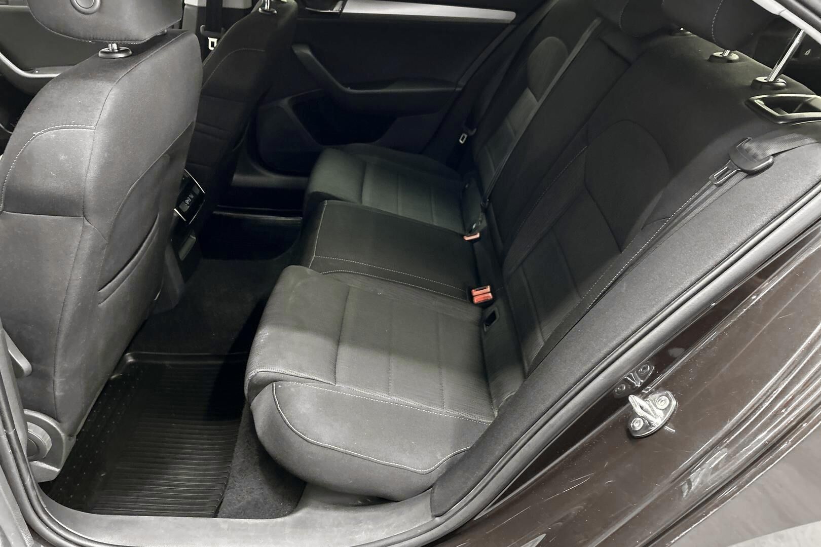Skoda Superb iso kuva 8