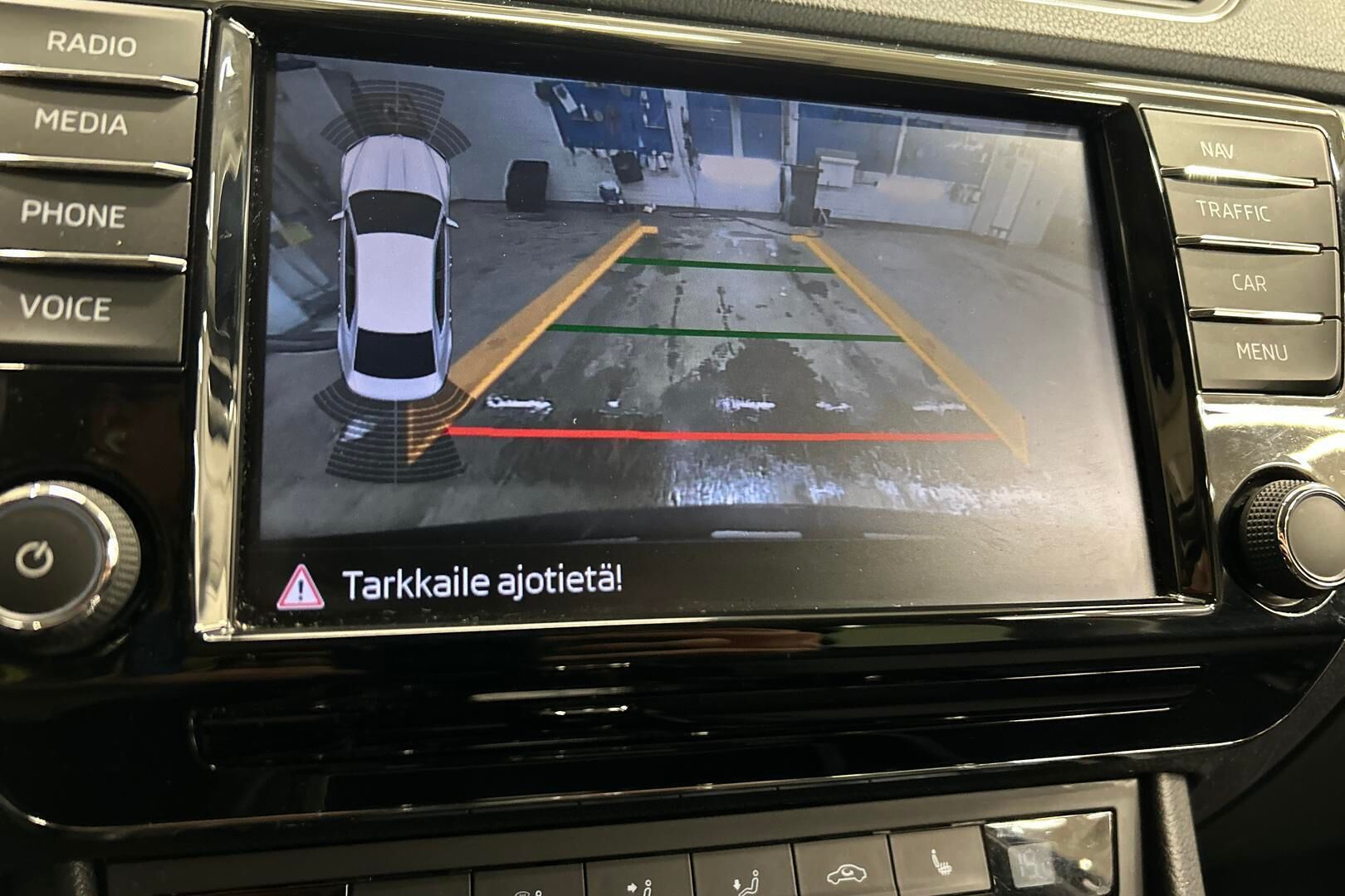Skoda Superb iso kuva 13
