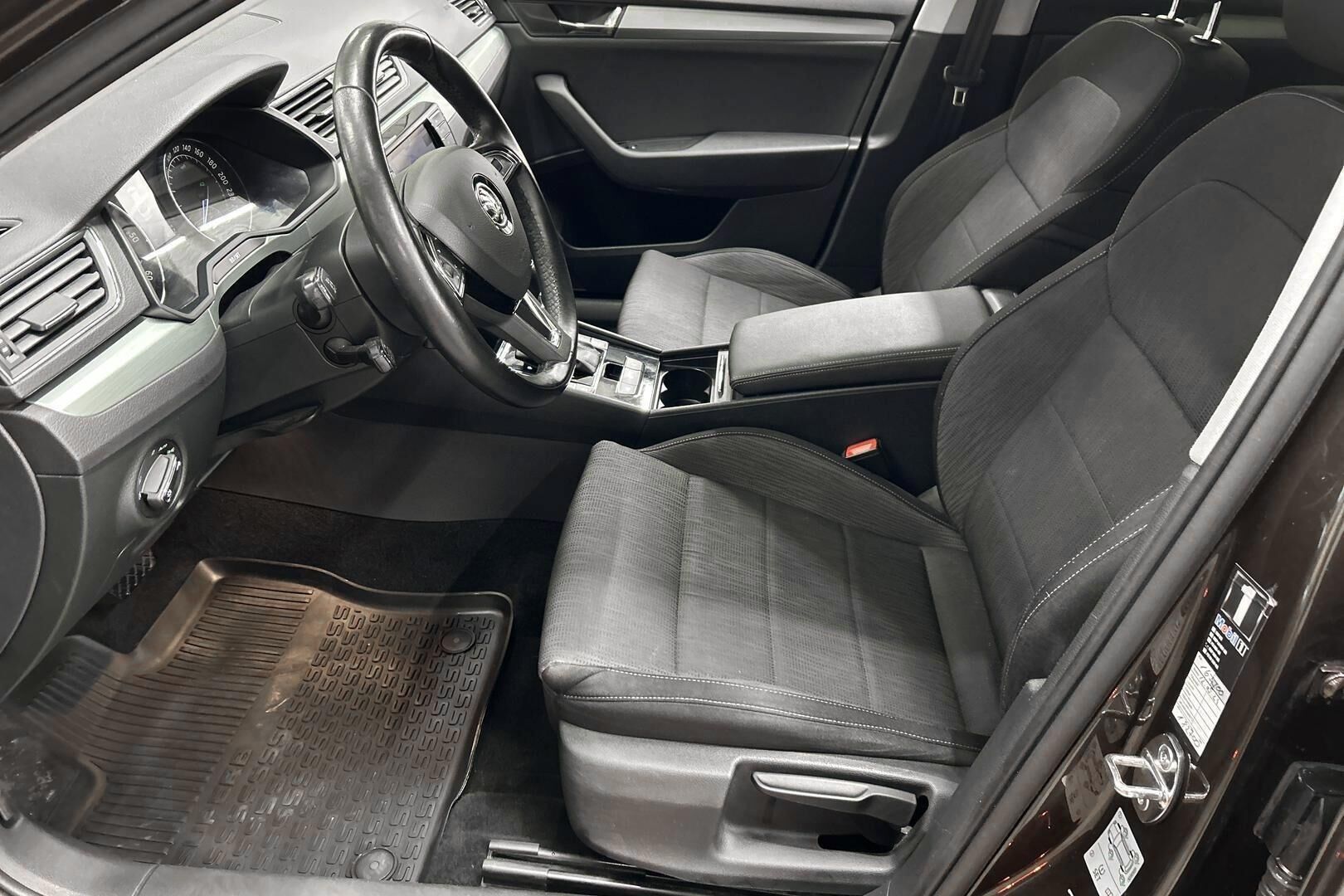 Skoda Superb iso kuva 7