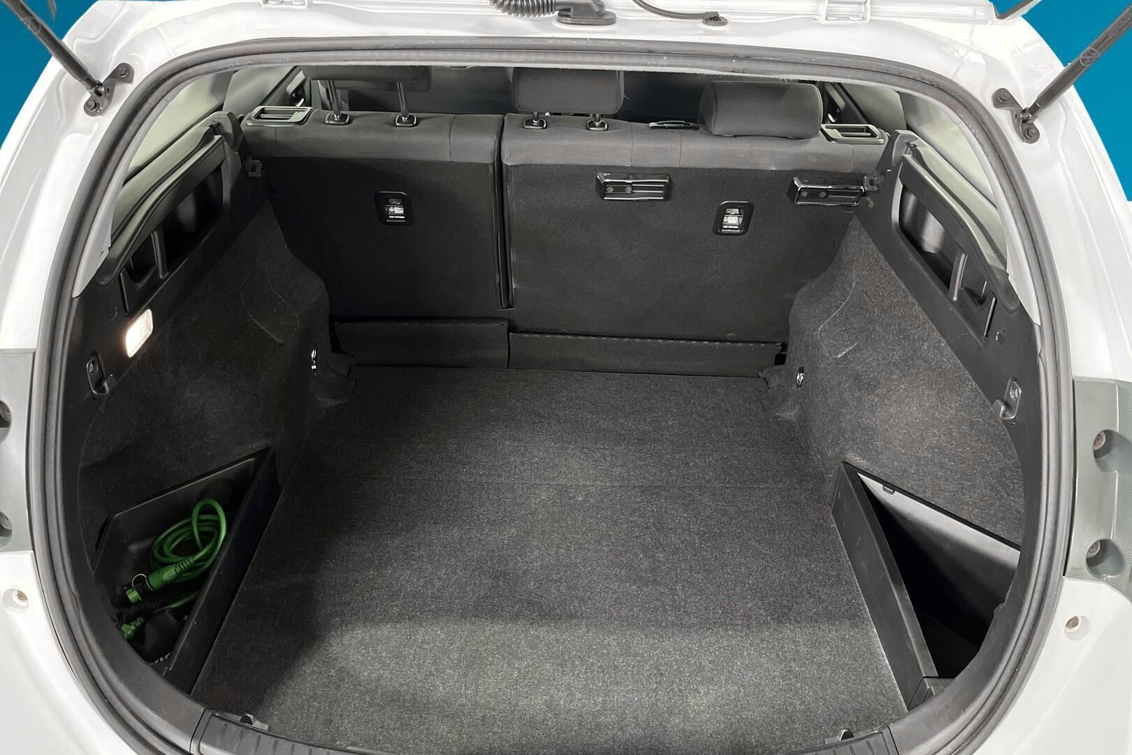 Toyota Auris iso kuva 11