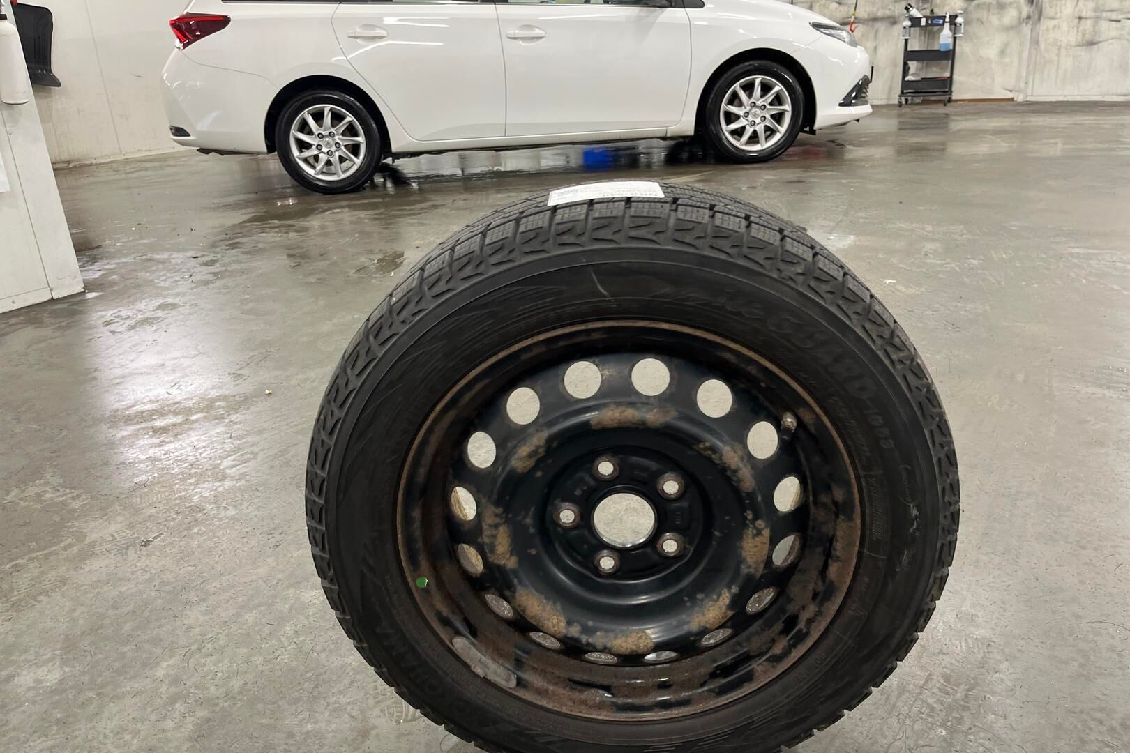 Toyota Auris iso kuva 13